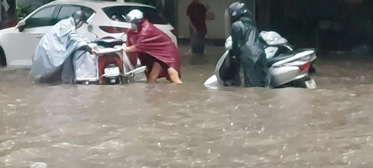 Ngập úng nửa bánh xe, phương tiện di chuyển khó khăn. Ảnh: Minh Hoàng.