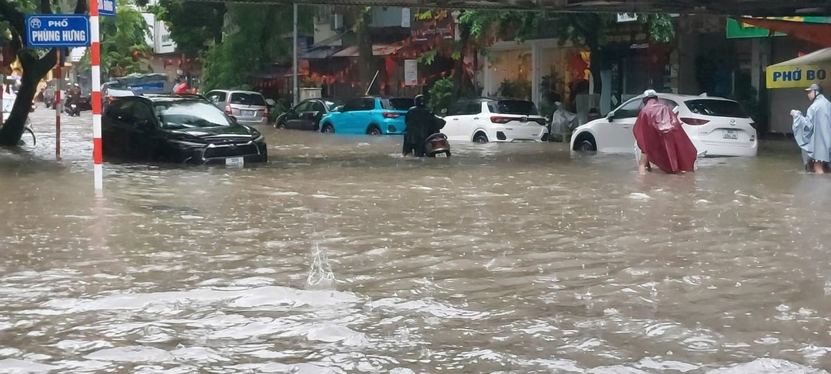 Nhiều tuyến phố ở Hà Nội ngập sâu do mưa lớn kéo dài từ đêm qua. Ảnh: Minh Hoàng.