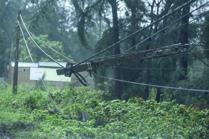 Nhiều cột điện ở Thanh Hóa bị gãy đổ do gió bão. Ảnh: Thanh Tâm.