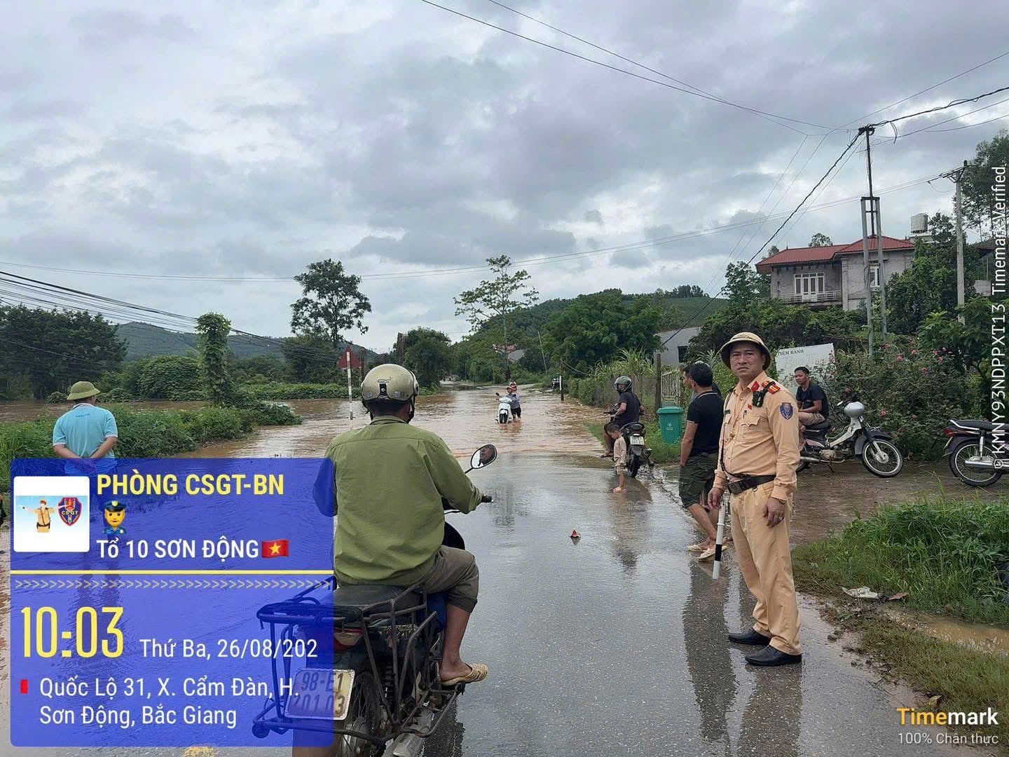 Tổ CSGT Sơn Động – Phòng Cảnh sát giao thông Công an tỉnh Bắc Ninh đã có mặt để triển khai phương án phân luồng tại các tuyến đường ngập lụt. Ảnh: Hồng Anh.