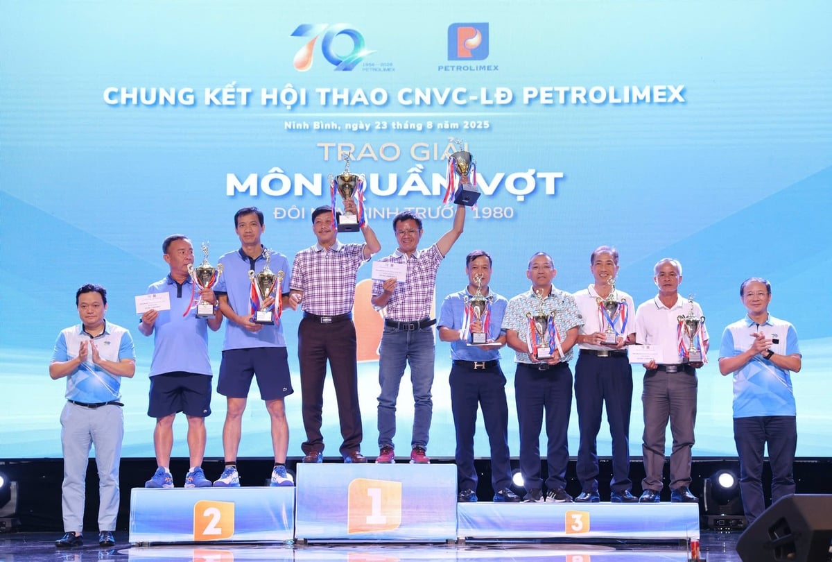 Ban Tổ chức trao giải môn quần vợt. Ảnh: Petrolimex