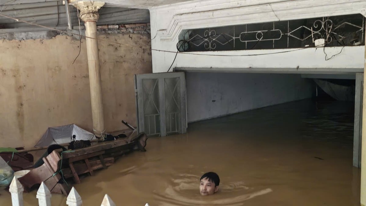 Cùng chung hoàn cảnh chạy lụt, anh Lê Bình (người trong ảnh) ở thôn Cửa Hà chưa hoàn hồn, kể lại: 'Nước lên rất nhanh, tối 25/8 mới chỉ ngập các tuyến đường trong thôn nhưng đến 2 giờ sáng ngày 26/8 thì nước lũ ồ ạt chảy vào nhà. Gia đình tôi được chính quyền địa phương hỗ trợ di chuyển người và đồ đạc. Hiện nước đã ngập sâu trong nhà khoảng 2 m, tôi cũng cố bơi vào trong nhà để cố vớt vát tài sản, vật dụng còn lại'. Cùng chung hoàn cảnh chạy lụt, anh Lê Bình (người trong ảnh) ở thôn Cửa Hà chưa hoàn hồn, kể lại: 'Nước lên rất nhanh, tối 25/8 mới chỉ ngập các tuyến đường trong thôn nhưng đến 2 giờ sáng ngày 26/8 thì nước lũ ồ ạt chảy vào nhà. Gia đình tôi được chính quyền địa phương hỗ trợ di chuyển người và đồ đạc. Hiện nước đã ngập sâu trong nhà khoảng 2 m, tôi cũng cố bơi vào trong nhà để cố vớt vát tài sản, vật dụng còn lại'.