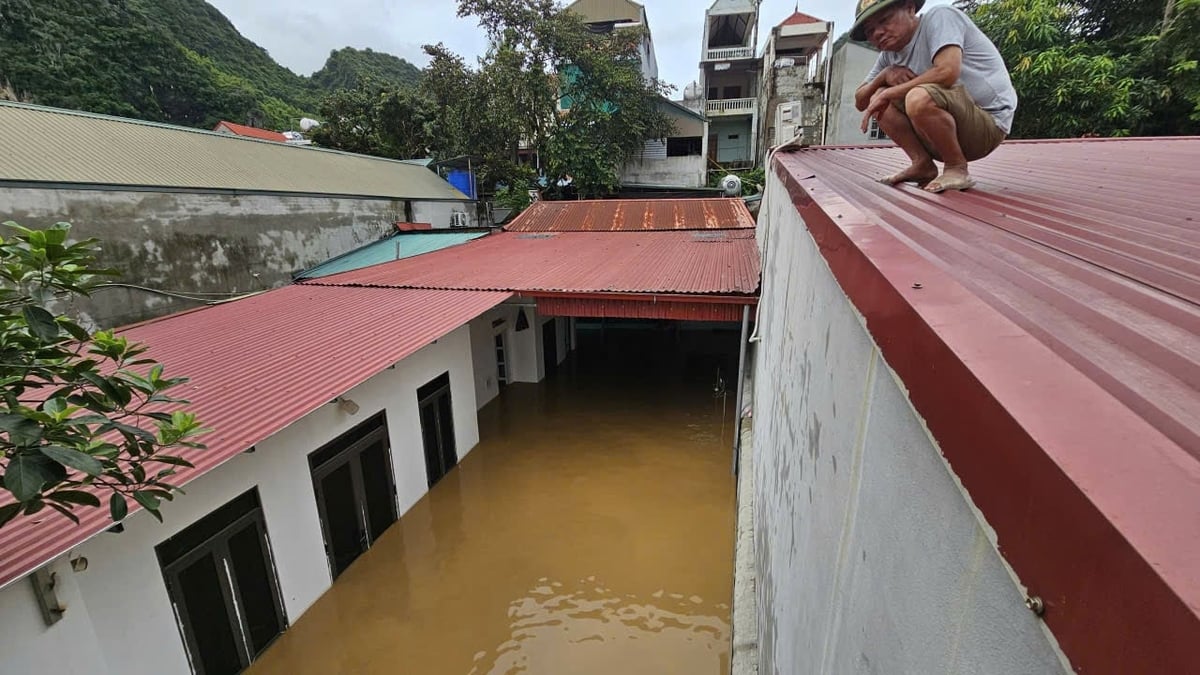 Ông Lê Văn Thành, thôn Cửa Hà (ngồi trên nóc nhà) cho biết đây là trận lũ lớn nhất kể từ năm 2017, gây thiệt hại nặng cho người dân. Gia đình ông cũng không kịp di chuyển tài sản. Ông Lê Văn Thành, thôn Cửa Hà (ngồi trên nóc nhà) cho biết đây là trận lũ lớn nhất kể từ năm 2017, gây thiệt hại nặng cho người dân. Gia đình ông cũng không kịp di chuyển tài sản.