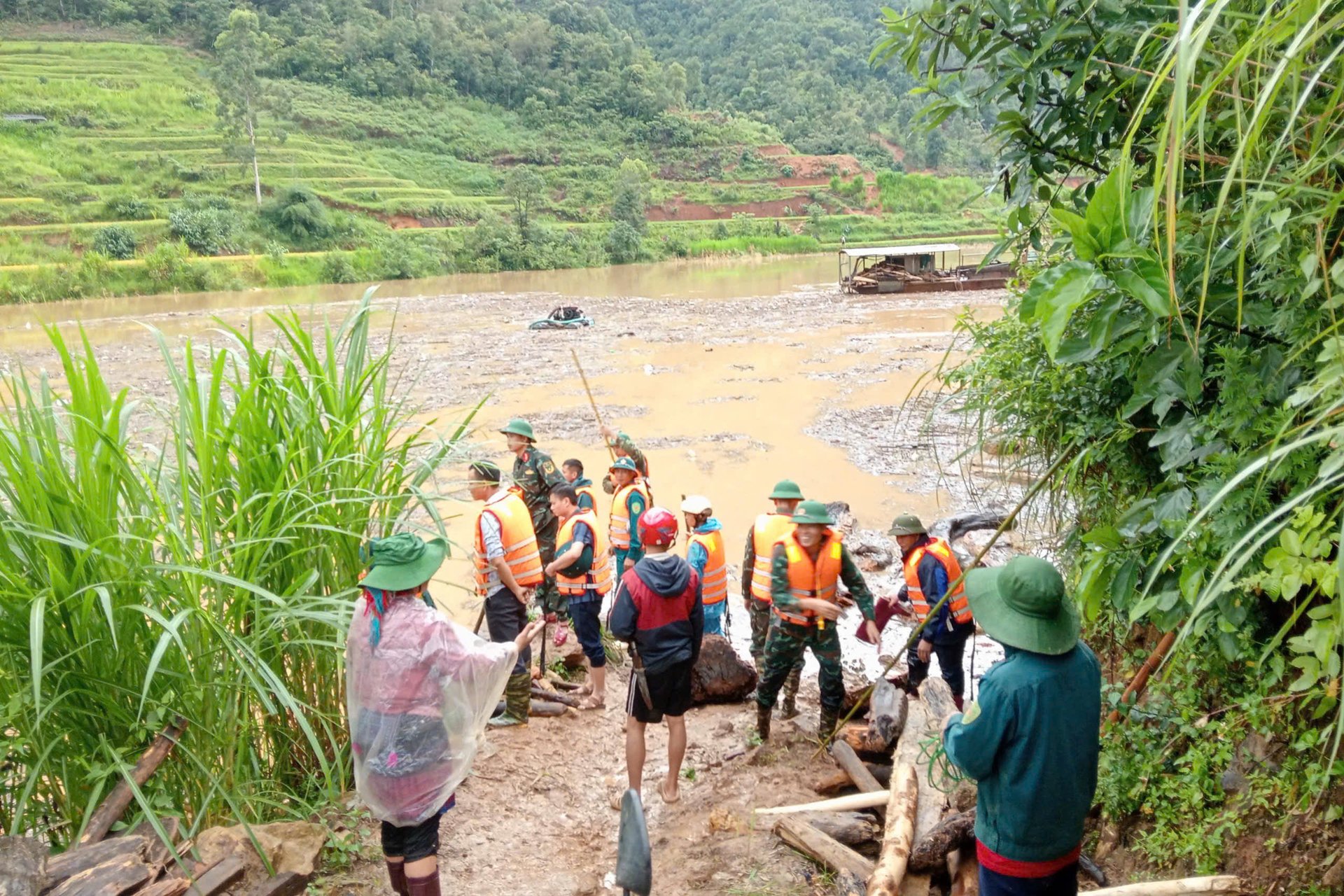 Lực lượng chức năng tìm kiếm người mất tích. Ảnh: UBND xã Ngọc Chiến.