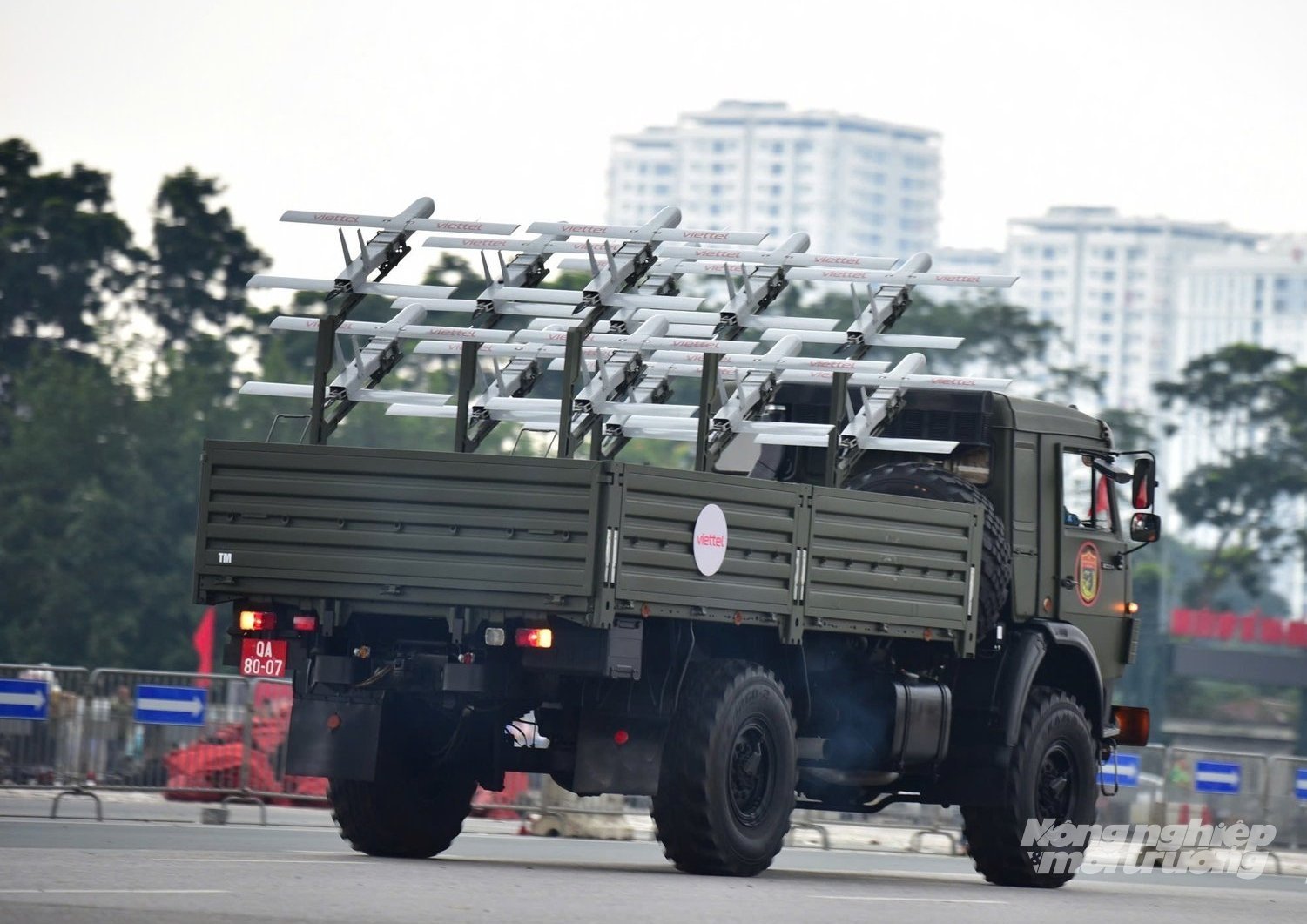 Dàn khí tài quân sự di chuyển qua đường trước sân vận động Quốc gia Mỹ Đình. Dàn khí tài quân sự di chuyển qua đường trước sân vận động Quốc gia Mỹ Đình.