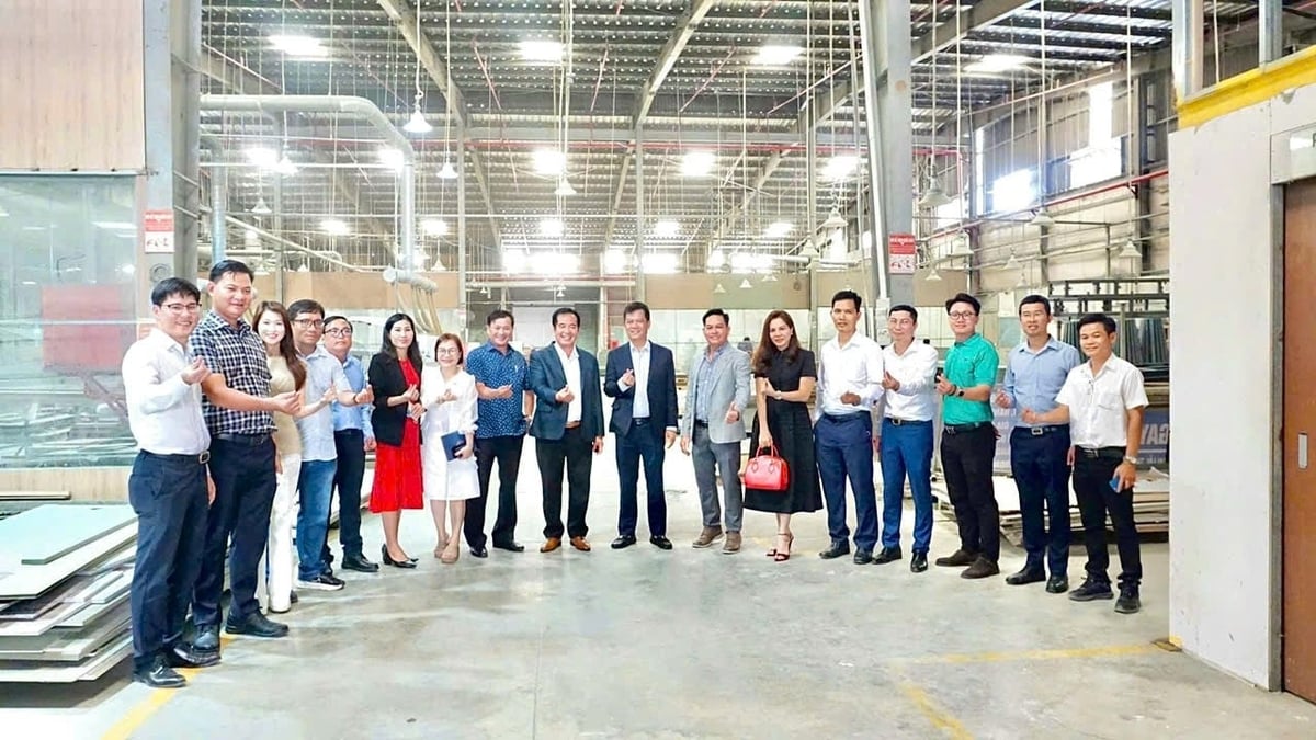 Lãnh đạo các doanh nghiệp trực tiếp tham quan trụ sở chính, các công ty con và xưởng sản xuất của Vân Khánh Group. Ảnh: Đức Trung. Lãnh đạo các doanh nghiệp trực tiếp tham quan trụ sở chính, các công ty con và xưởng sản xuất của Vân Khánh Group. Ảnh: Đức Trung.