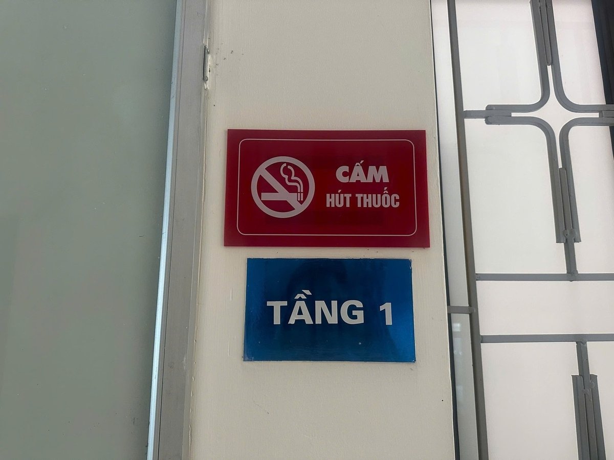 Biển cấm hút thuốc được gắn ở cả 4 tầng ở Trung tâm phát triển quỹ đất tỉnh Sơn La. Ảnh: Đức Bình. Biển cấm hút thuốc được gắn ở cả 4 tầng ở Trung tâm phát triển quỹ đất tỉnh Sơn La. Ảnh: Đức Bình.