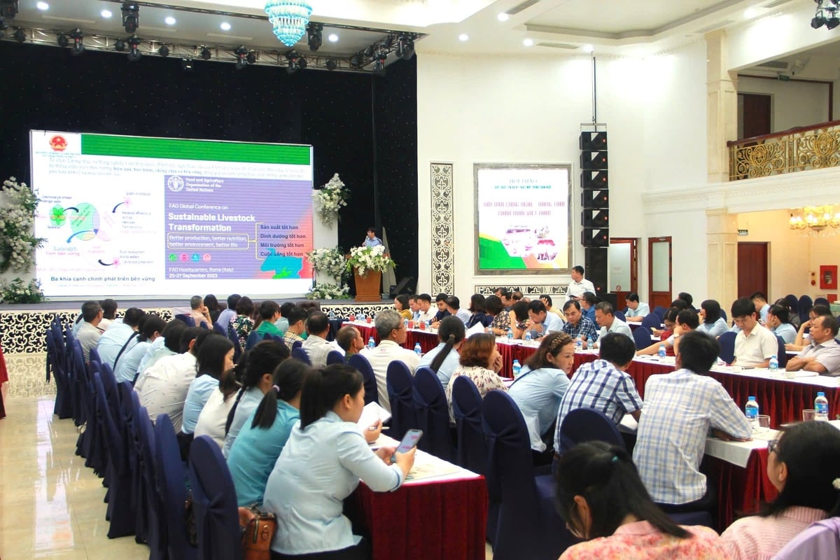 Hơn 70 chủ trang trại tiêu biểu cùng đại diện các cơ quan quản lý, viện nghiên cứu, doanh nghiệp,.... tham dự hội thảo. Ảnh: Đinh Mười. Hơn 70 chủ trang trại tiêu biểu cùng đại diện các cơ quan quản lý, viện nghiên cứu, doanh nghiệp,.... tham dự hội thảo. Ảnh: Đinh Mười.