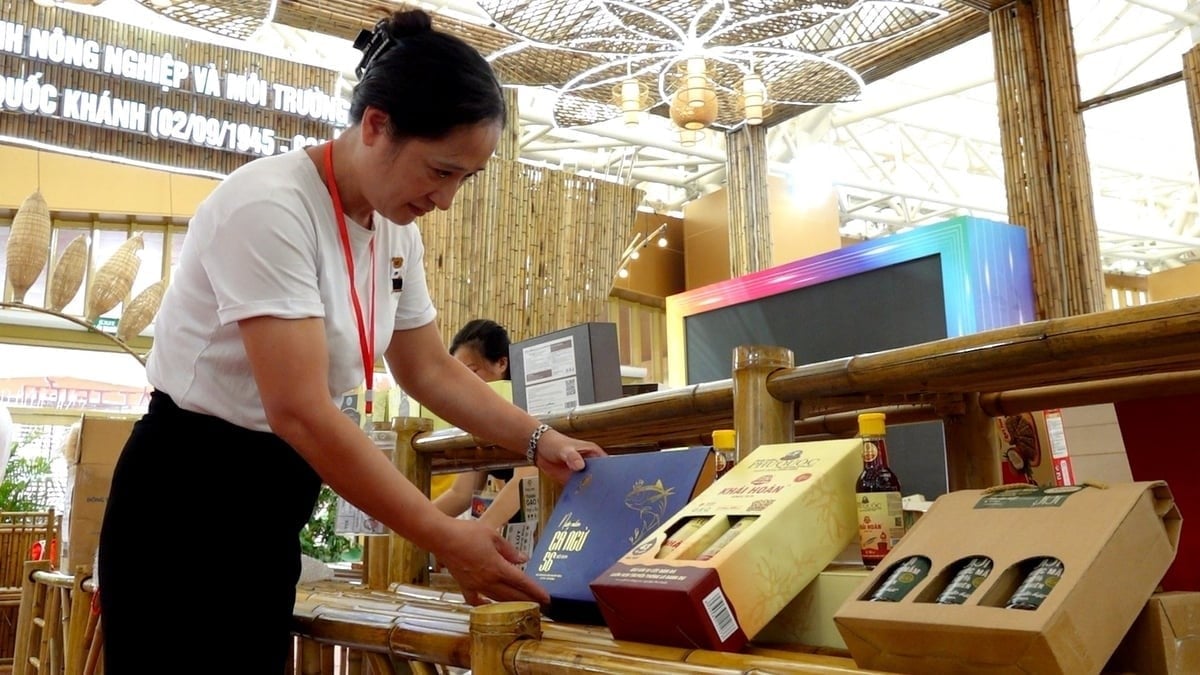 Many OCOP products are displayed in the exhibition space. Photo: Thanh Thuy.