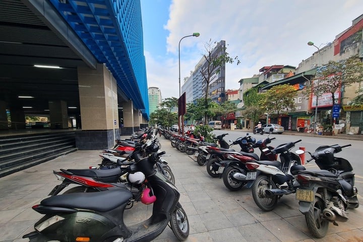 Sở Xây dựng Hà Nội nghiêm cấm việc thu tiền trông, giữ xe khi người dân đến xem diễu binh, diễu hành. Ảnh: HQ. Sở Xây dựng Hà Nội nghiêm cấm việc thu tiền trông, giữ xe khi người dân đến xem diễu binh, diễu hành. Ảnh: HQ.
