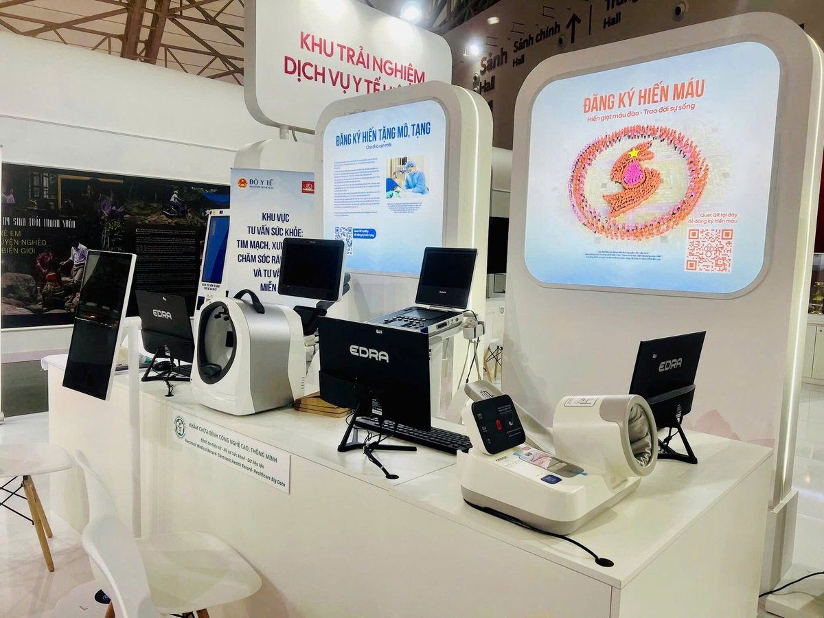 Khách thăm quan có thể đăng ký hiến máu, hiến mô tạng và được tư vấn sức khỏe tại gian hàng của Bộ Y tế. Ảnh: Truyền thông Bộ Y tế.