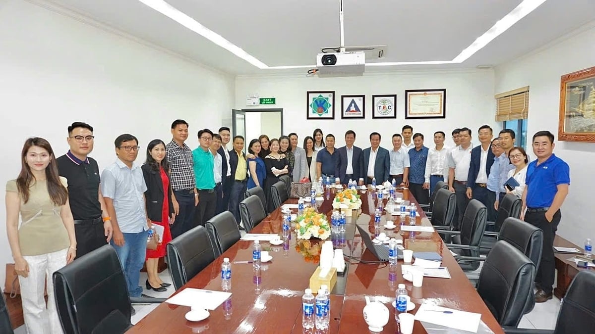 Câu lạc bộ Bất động sản TP.HCM cùng chụp hình lưu niệm tại Tập đoàn Vân Khánh. Ảnh: Đức Trung. Câu lạc bộ Bất động sản TP.HCM cùng chụp hình lưu niệm tại Tập đoàn Vân Khánh. Ảnh: Đức Trung.