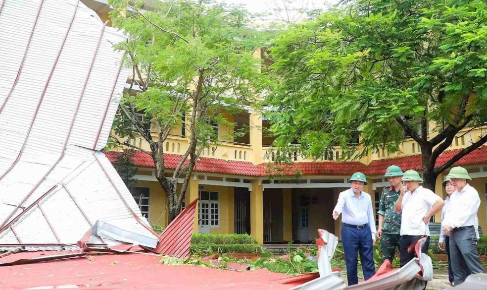 Chủ tịch UBND tỉnh Nghệ An Lê Hồng Vinh thị sát công tác khắc phục hậu quả thiên tai tại Trường THCS Kim Liên. Ảnh: Thành Duy. Chủ tịch UBND tỉnh Nghệ An Lê Hồng Vinh thị sát công tác khắc phục hậu quả thiên tai tại Trường THCS Kim Liên. Ảnh: Thành Duy.