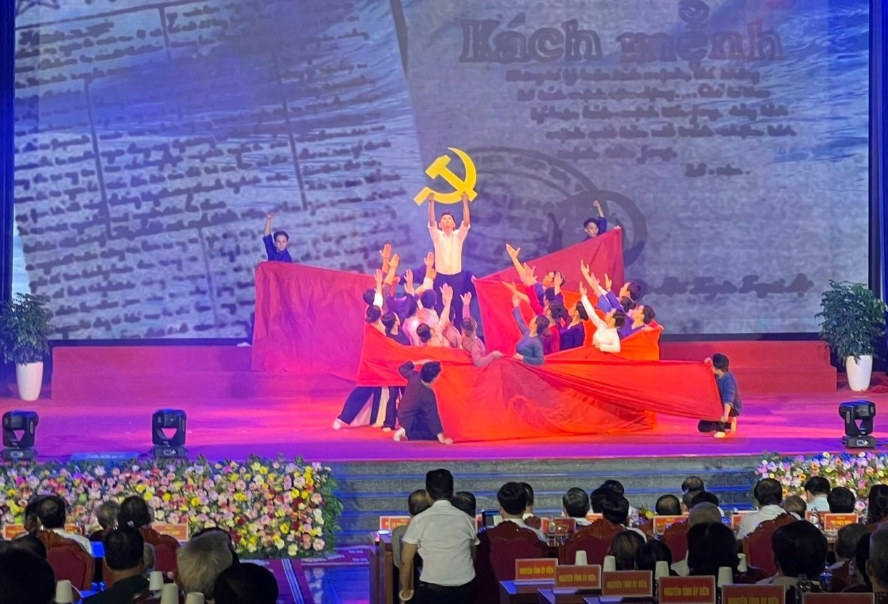 Chương trình nghệ thuật chào mừng tại Lễ kỷ niệm 80 năm Cách mạng Tháng Tám và Quốc khánh 2/9 tại Cà Mau. Ảnh: Trọng Linh. Chương trình nghệ thuật chào mừng tại Lễ kỷ niệm 80 năm Cách mạng Tháng Tám và Quốc khánh 2/9 tại Cà Mau. Ảnh: Trọng Linh.