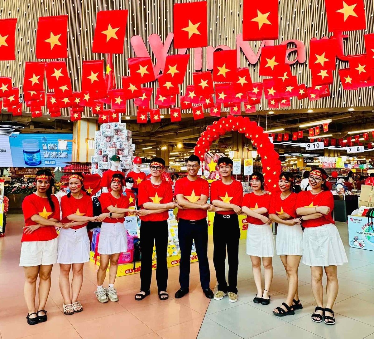 Không gian mua sắm tràn đầy hơi thở của ngày hội lớn của đất nước đã trở thành điểm nhấn để khách hàng lưu giữ khoảnh khắc đáng nhớ và chia sẻ tinh thần tự hào dân tộc. Ảnh: Masan. Không gian mua sắm tràn đầy hơi thở của ngày hội lớn của đất nước đã trở thành điểm nhấn để khách hàng lưu giữ khoảnh khắc đáng nhớ và chia sẻ tinh thần tự hào dân tộc. Ảnh: Masan.