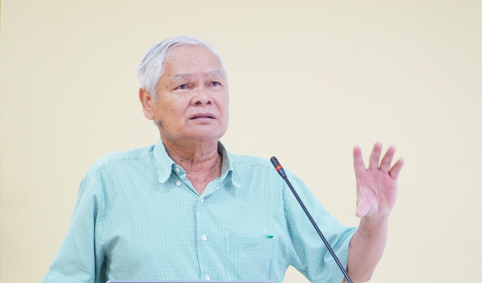 GS.TS Trần Văn Hâu chia sẻ kỹ thuật xử lý ra hoa sầu riêng vụ nghịch. Ảnh: Kim Anh. GS.TS Trần Văn Hâu chia sẻ kỹ thuật xử lý ra hoa sầu riêng vụ nghịch. Ảnh: Kim Anh.