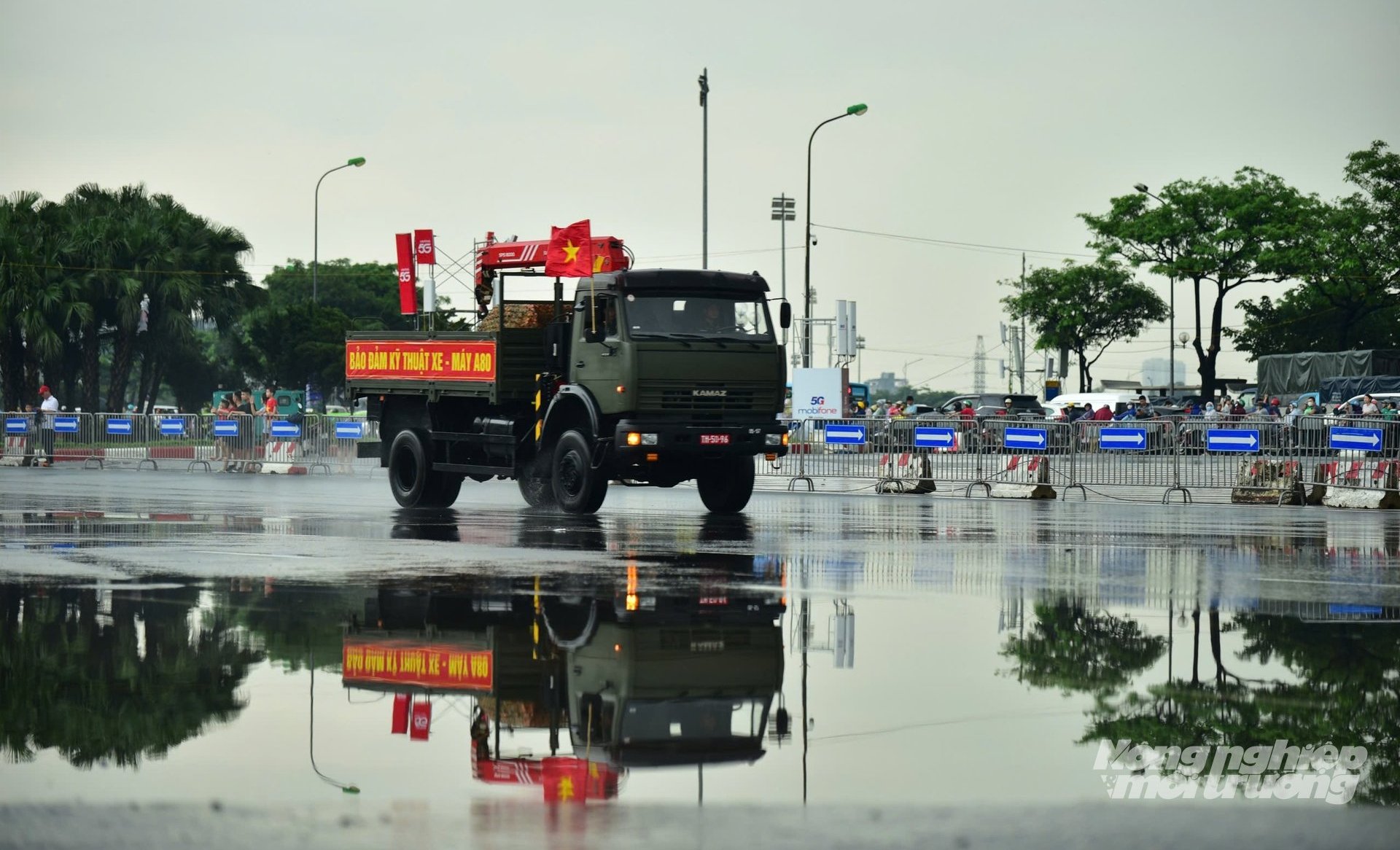 Trong lễ sơ duyệt, tổng duyệt diễu binh, diễu hành cũng như chính thức của đại lễ A80, các khối cơ giới với xe tăng, xe pháo và xe đặc chủng sẽ di chuyển theo các lộ trình riêng biệt. Trong đó, đoàn xe pháo Quân sự bánh lốp, xe đặc chủng Công an xuất phát từ Trường đua F1 vào trung tâm thành phố để sơ duyệt cấp Nhà nước diễu binh, diễu hành dịp kỷ niệm 80 năm Quốc khánh. Trong lễ sơ duyệt, tổng duyệt diễu binh, diễu hành cũng như chính thức của đại lễ A80, các khối cơ giới với xe tăng, xe pháo và xe đặc chủng sẽ di chuyển theo các lộ trình riêng biệt. Trong đó, đoàn xe pháo Quân sự bánh lốp, xe đặc chủng Công an xuất phát từ Trường đua F1 vào trung tâm thành phố để sơ duyệt cấp Nhà nước diễu binh, diễu hành dịp kỷ niệm 80 năm Quốc khánh.