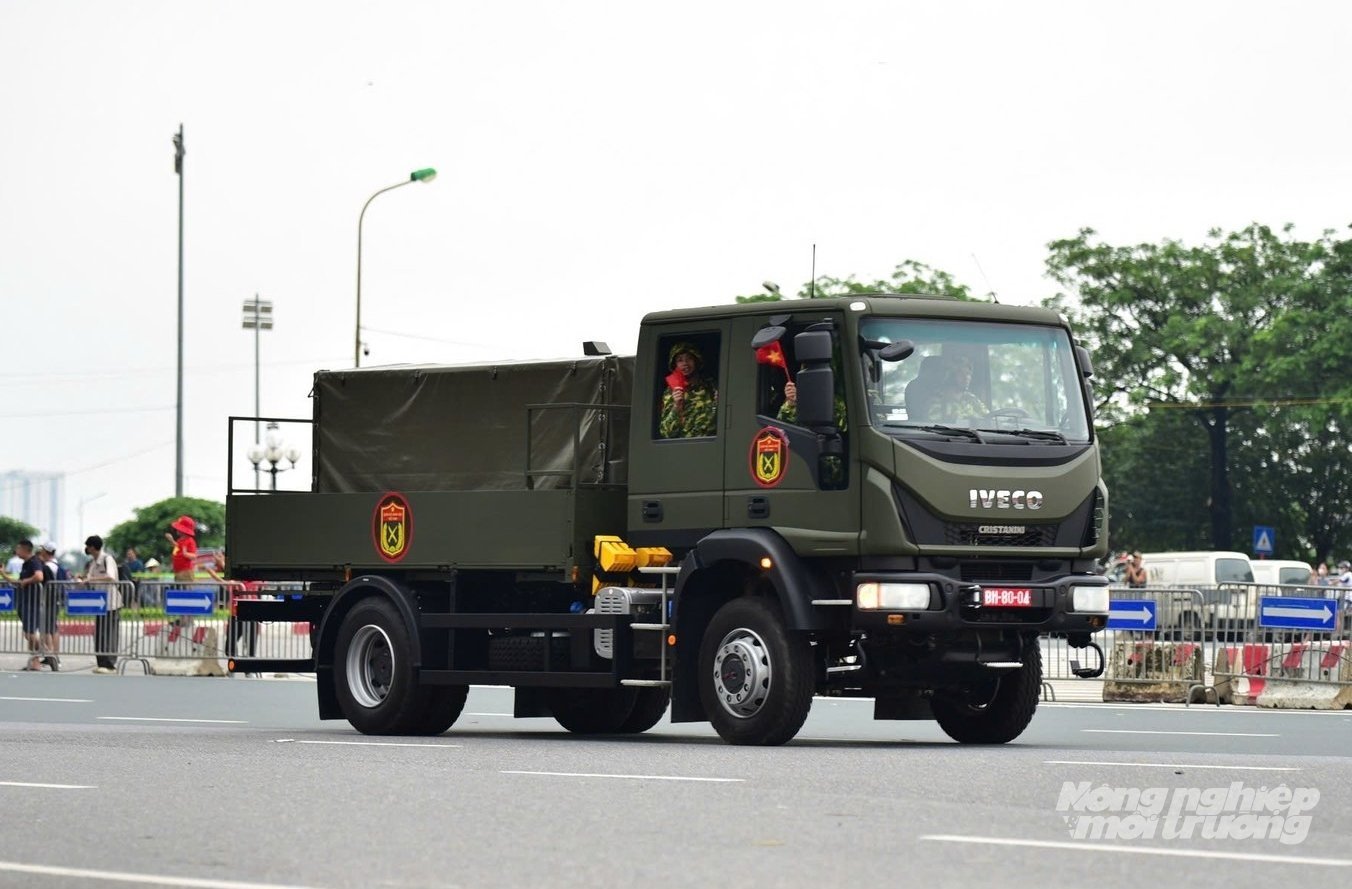 Ghi nhận của phóng viên Báo Nông nghiệp và Môi trường thời điểm hơn 16h, rất đông người dân đã đổ về đường Lê Quang Đạo (khu vực Sân vận động Mỹ Đình, trường đua F1) để được tận mắt chứng kiến đoàn xe pháo quân sự bánh lốp, xe đặc chủng Công an lăn bánh vào trung tâm thành phố. Ghi nhận của phóng viên Báo Nông nghiệp và Môi trường thời điểm hơn 16h, rất đông người dân đã đổ về đường Lê Quang Đạo (khu vực Sân vận động Mỹ Đình, trường đua F1) để được tận mắt chứng kiến đoàn xe pháo quân sự bánh lốp, xe đặc chủng Công an lăn bánh vào trung tâm thành phố.