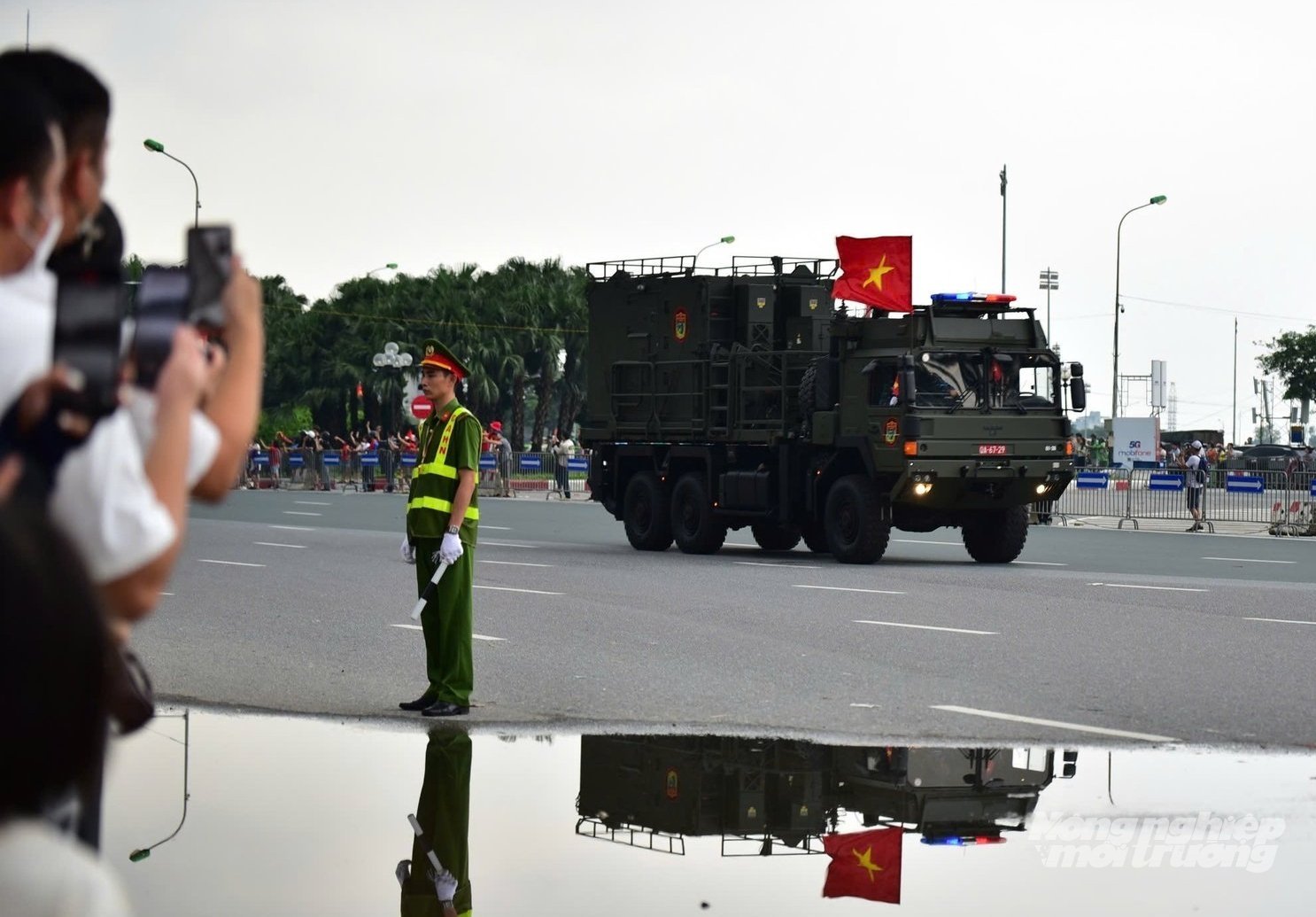 Người dân chờ đời dàn khí tài quân sự lăn bánh qua đường Lê Quang Đạo. Người dân chờ đời dàn khí tài quân sự lăn bánh qua đường Lê Quang Đạo.