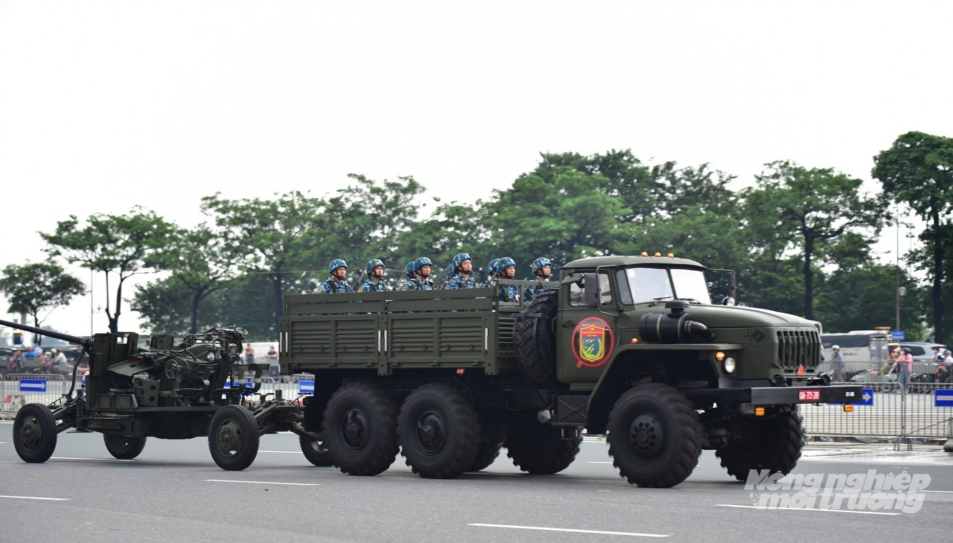 Những cỗ xe pháo bánh lốp nối đuôi nhau tiến về trung tâm thành phố, toát lên sự hùng dũng, uy nghiêm của lực lượng vũ trang. Những cỗ xe pháo bánh lốp nối đuôi nhau tiến về trung tâm thành phố, toát lên sự hùng dũng, uy nghiêm của lực lượng vũ trang.