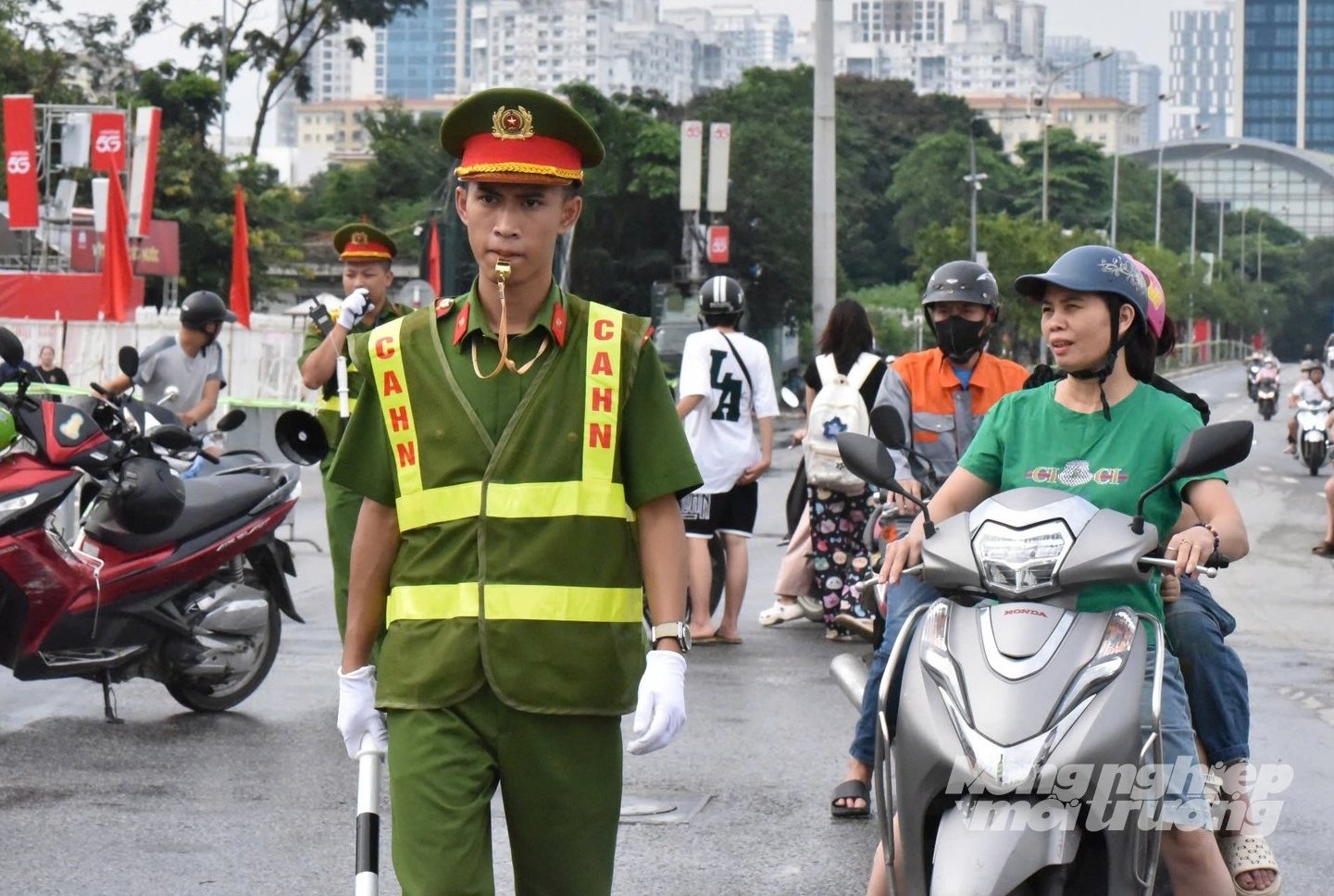 Lực lượng chức năng làm nhiệm vụ đảm bảo an ninh trật trên tuyến đường Lê Quang Đạo. Ảnh: Tú Thành. Lực lượng chức năng làm nhiệm vụ đảm bảo an ninh trật trên tuyến đường Lê Quang Đạo. Ảnh: Tú Thành.