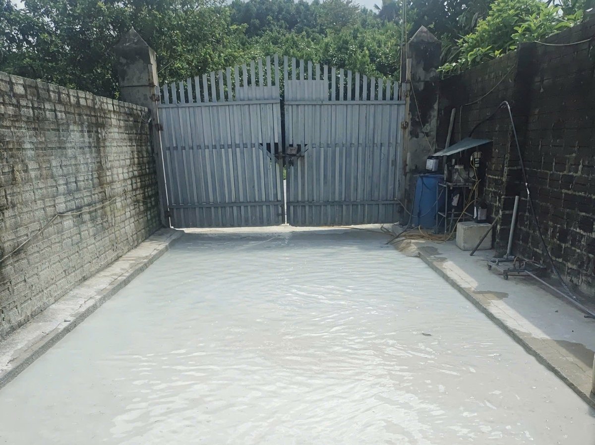 Khu chăn nuôi chỉ có 1 cửa ra vào duy nhất và được làm đường vôi 24/24. Ảnh: Thanh Tiến. Khu chăn nuôi chỉ có 1 cửa ra vào duy nhất và được làm đường vôi 24/24. Ảnh: Thanh Tiến.