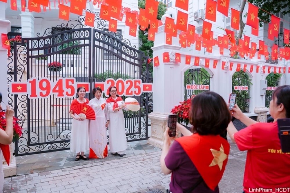 Người dân và du khách 'check-in' không gian trang trí chào mừng 80 năm Cách mạng Tháng Tám và Quốc khánh 2/9 tại Trung tâm Báo chí Thủ đô Hà Nội (17 Điện Biên Phủ, Ba Đình, Hà Nội). Ảnh: Phạm Linh. Người dân và du khách 'check-in' không gian trang trí chào mừng 80 năm Cách mạng Tháng Tám và Quốc khánh 2/9 tại Trung tâm Báo chí Thủ đô Hà Nội (17 Điện Biên Phủ, Ba Đình, Hà Nội). Ảnh: Phạm Linh.