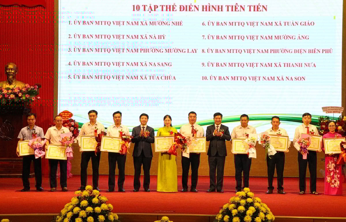 Tặng Bằng khen cho 10 tập thể có thành tích xuất sắc trong các phong trào thi đua. Ảnh: Hoàng Châu. Tặng Bằng khen cho 10 tập thể có thành tích xuất sắc trong các phong trào thi đua. Ảnh: Hoàng Châu.