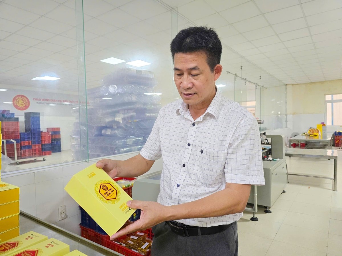 Mr. Dao Quang Chuyen proudly shares about the 5-star national OCOP mung bean cake. Photo: Dinh Muoi.
