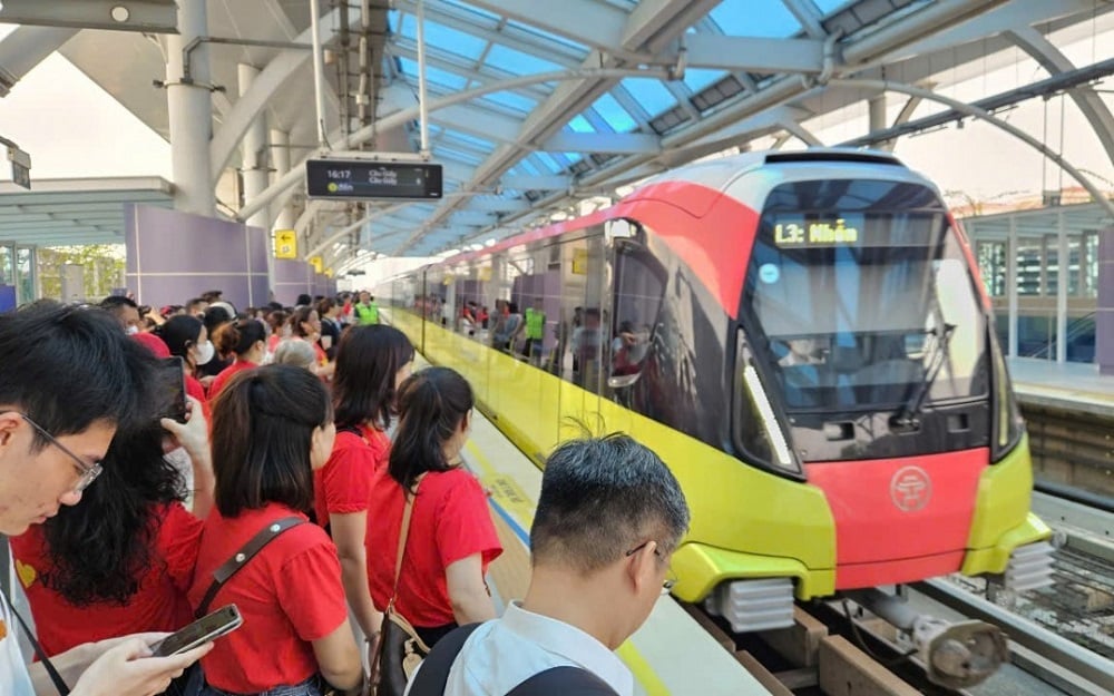 Tăng chuyến, kéo dài thời gian hoạt động nhiều tuyến buýt và metro ngày Sơ duyệt A80. Ảnh: Minh Nguyệt.