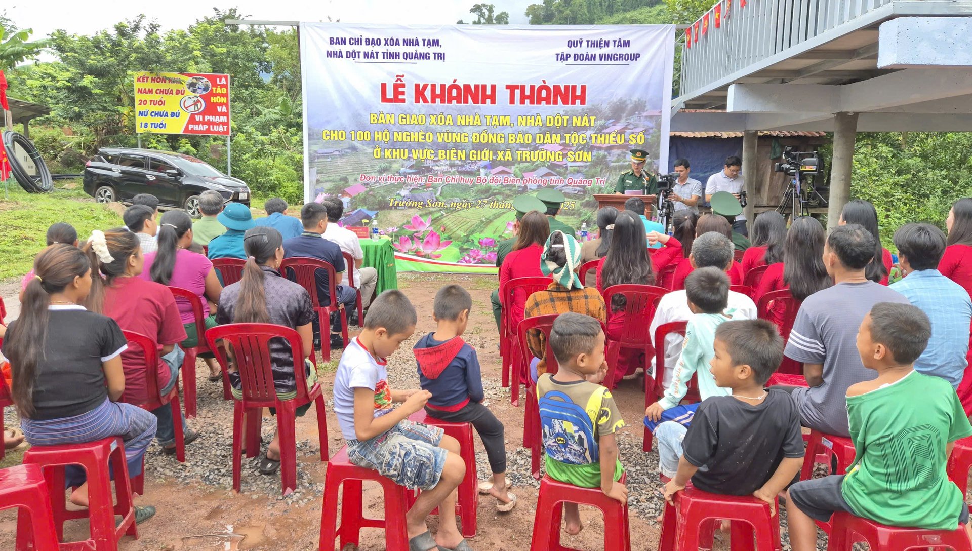 Lễ khánh thành, bàn giao xóa nhà tạm, nhà dột nát cho 100 hộ nghèo vùng đồng bào dân tộc thiểu số ở xã Trường Sơn. Ảnh: H. Nam. Lễ khánh thành, bàn giao xóa nhà tạm, nhà dột nát cho 100 hộ nghèo vùng đồng bào dân tộc thiểu số ở xã Trường Sơn. Ảnh: H. Nam.