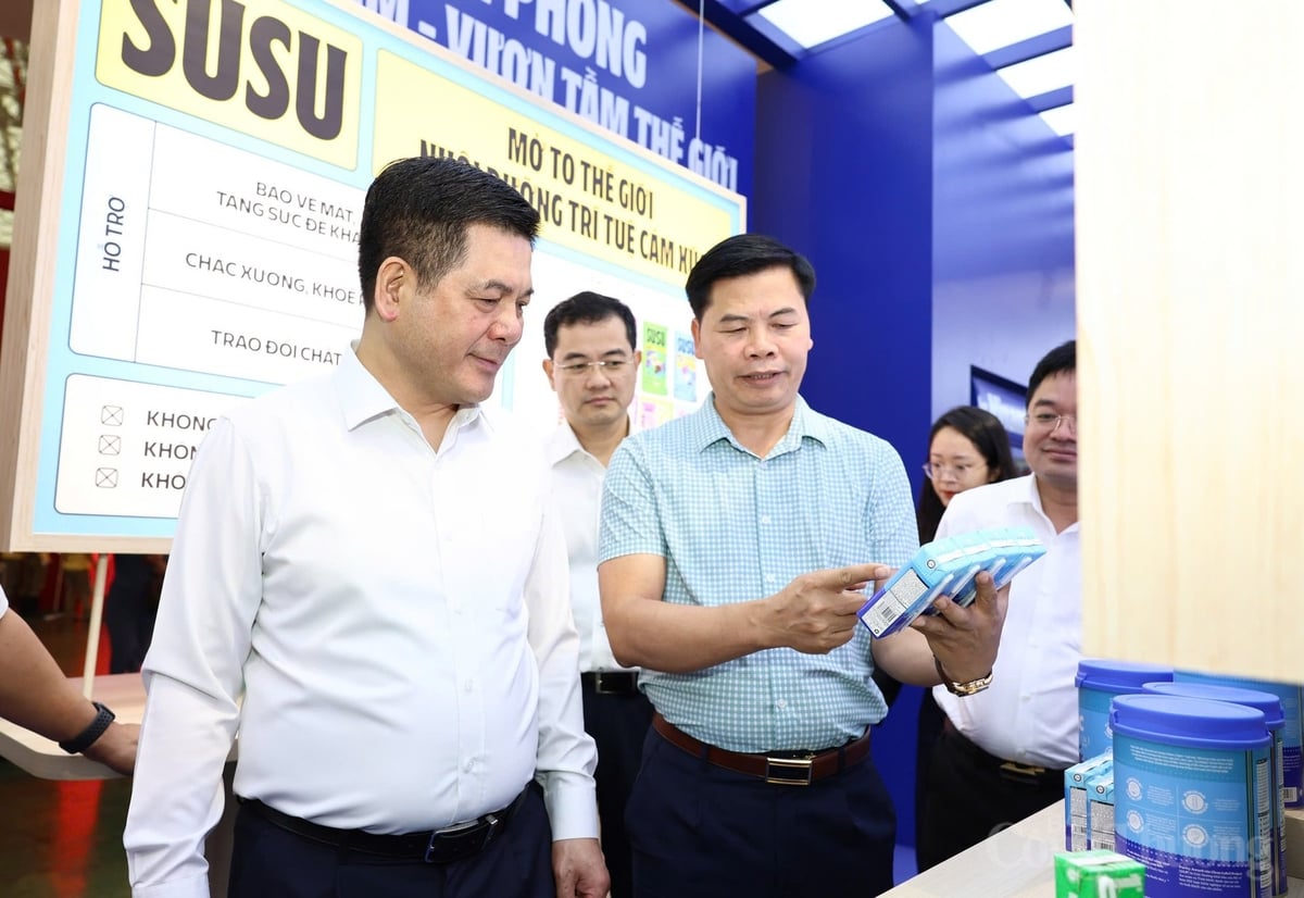 Bộ trưởng Bộ Công Thương Nguyễn Hồng Diên tham quan và kiểm tra gian hàng Vinamilk tại khu trưng bày. Ảnh: Nam Nguyễn. Bộ trưởng Bộ Công Thương Nguyễn Hồng Diên tham quan và kiểm tra gian hàng Vinamilk tại khu trưng bày. Ảnh: Nam Nguyễn.