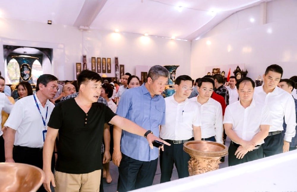 Phó Chủ tịch UBND thành phố Hà Nội Nguyễn Mạnh Quyền cùng lãnh đạo các Sở, ngành kiểm tra khu vực trưng bày sản phẩm làng nghề truyền thống tiêu biểu tại Triển lãm. Ảnh: Minh Nguyệt. Phó Chủ tịch UBND thành phố Hà Nội Nguyễn Mạnh Quyền cùng lãnh đạo các Sở, ngành kiểm tra khu vực trưng bày sản phẩm làng nghề truyền thống tiêu biểu tại Triển lãm. Ảnh: Minh Nguyệt.