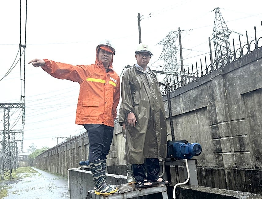 Tổng giám đốc EVNNPT Phạm Lê Phú (bên phải) kiểm tra hệ thống bơm tiêu úng tại Trạm biến áp 220 kV Vinh (Nghệ An), sau khi bão số 5 đi qua. Ảnh: EVNNPT. Tổng giám đốc EVNNPT Phạm Lê Phú (bên phải) kiểm tra hệ thống bơm tiêu úng tại Trạm biến áp 220 kV Vinh (Nghệ An), sau khi bão số 5 đi qua. Ảnh: EVNNPT.