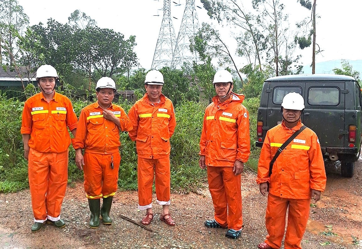 Nhân viên vận hành đường dây của Đội Truyền tải điện Nghệ An đi kiểm tra hành lang tuyến sau bão số 5. Ảnh: EVNNPT. Nhân viên vận hành đường dây của Đội Truyền tải điện Nghệ An đi kiểm tra hành lang tuyến sau bão số 5. Ảnh: EVNNPT.