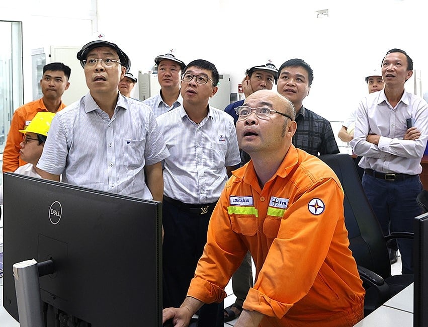 Lãnh đạo EVNNPT trực ứng phó bão số 5 tại vùng tâm bão. Ảnh: EVNNPT. Lãnh đạo EVNNPT trực ứng phó bão số 5 tại vùng tâm bão. Ảnh: EVNNPT.