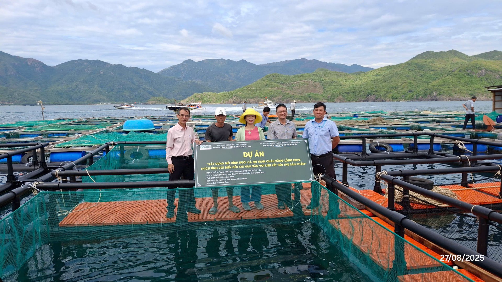 8 lồng HDPE được bàn giao cho các hộ tham gia mô hình. Ảnh: Nguyễn Cơ. 8 lồng HDPE được bàn giao cho các hộ tham gia mô hình. Ảnh: Nguyễn Cơ.