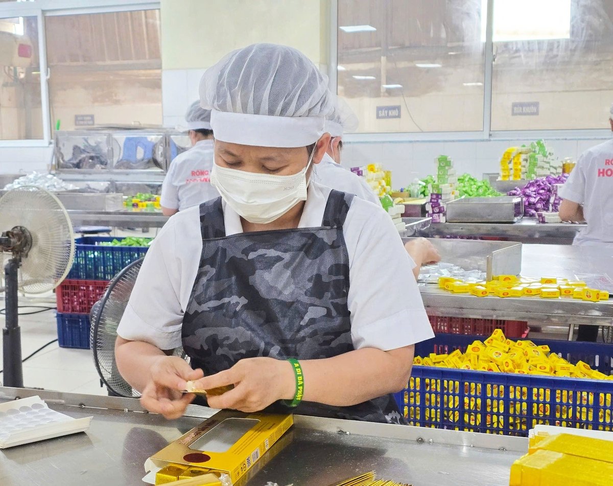 Workers feel more passionate and dedicated as their long-standing product reaches new heights. Photo: Dinh Muoi.