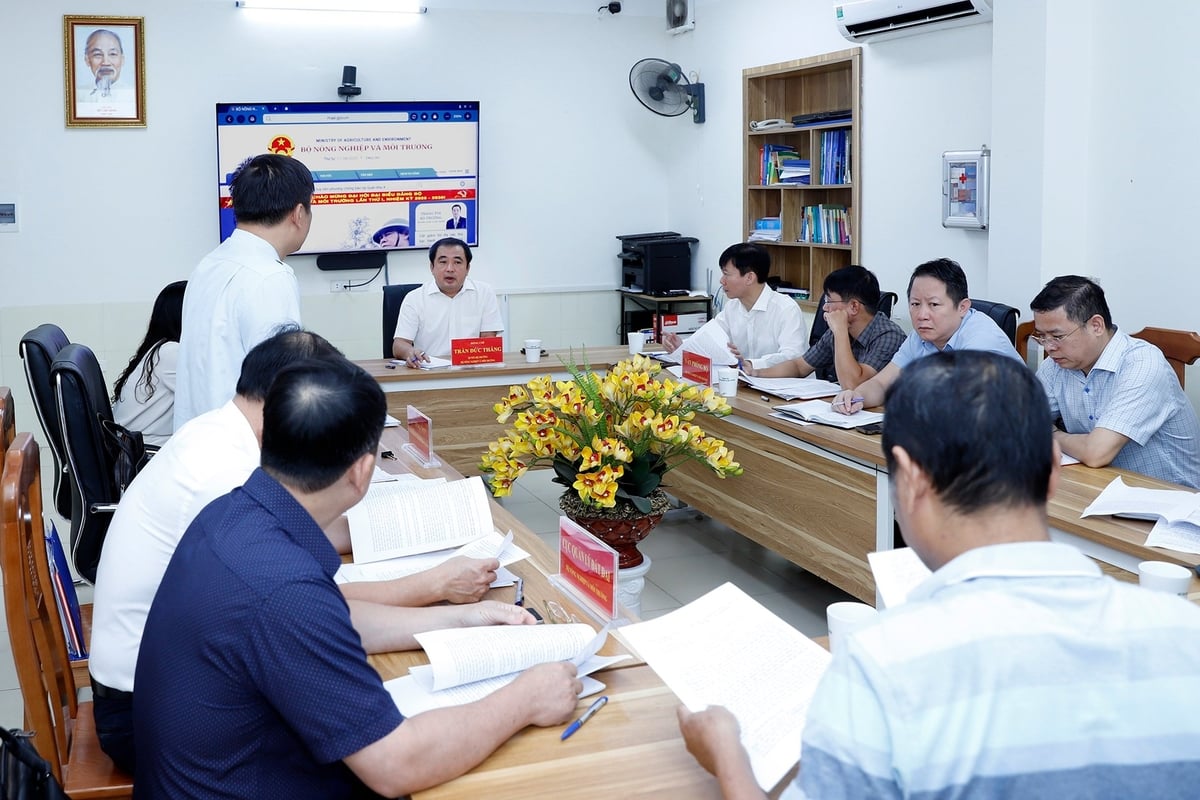 Quyền Bộ trưởng Trần Đức Thắng nghe các đơn vị báo cáo tại buổi tiếp công dân. Ảnh: Khương Trung.