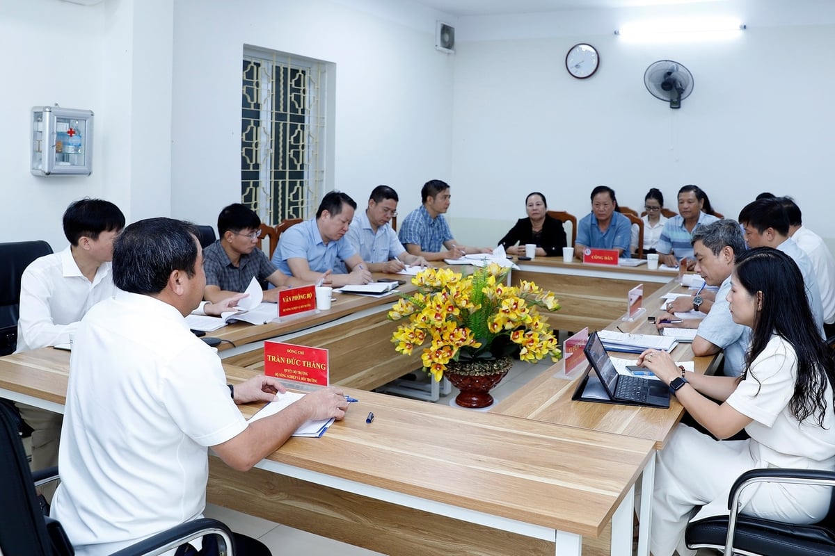 Quyền Bộ trưởng Trần Đức Thắng đề nghị Vụ Pháp chế, Văn phòng Bộ, các đơn vị chuyên môn rà soát, xem xét để giải quyết cho doanh nghiệp những công việc thuộc thẩm quyền của Bộ, hạn đến 15/9. Ảnh: Khương Trung.