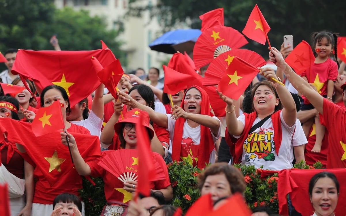 Người dân chờ đón các chiến sĩ diễu binh, diễu hành. Ảnh: Chinhphu.vnHA Người dân chờ đón các chiến sĩ diễu binh, diễu hành. Ảnh: Chinhphu.vnHA