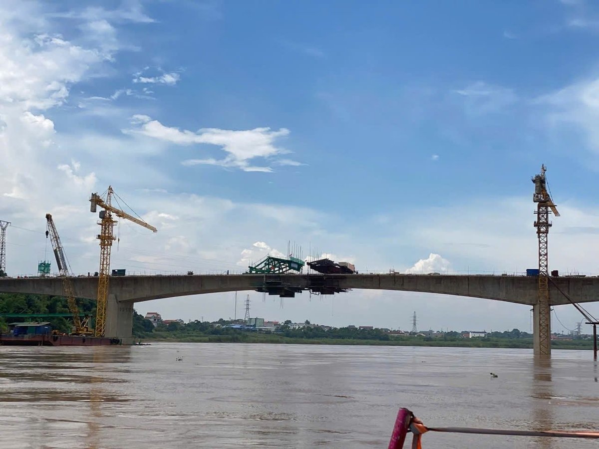 Hợp long cầu Phong Châu mới, tỉnh Phú Thọ. Ảnh: PT. Hợp long cầu Phong Châu mới, tỉnh Phú Thọ. Ảnh: PT.