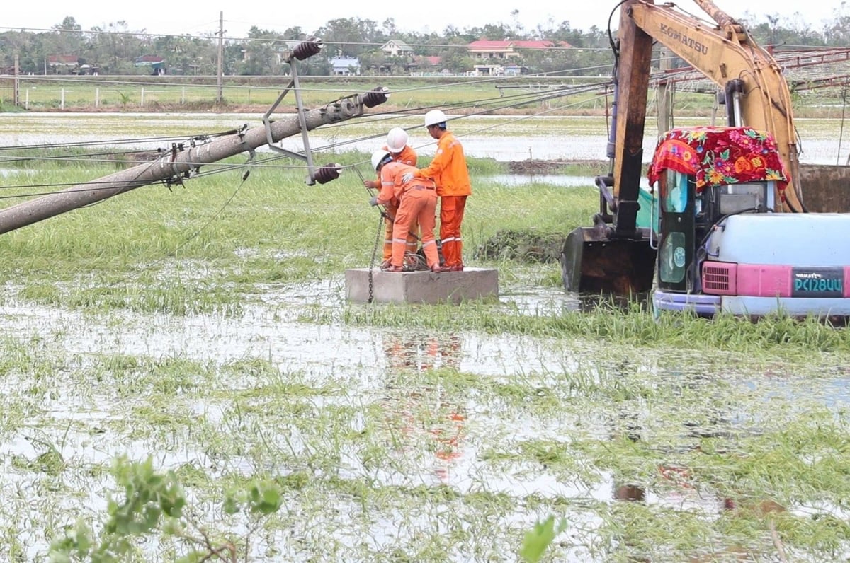 Công nhân ngành Điện khắc phục sự cố bão số 5. Ảnh: EVN. Công nhân ngành Điện khắc phục sự cố bão số 5. Ảnh: EVN.