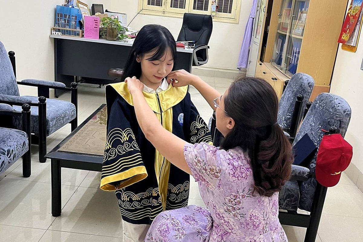 ThS Đặng Hương Giang mặc áo choàng tốt nghiệp cho tân cử nhân Nguyễn Thị Phương. Ảnh: Quang Tuấn. ThS Đặng Hương Giang mặc áo choàng tốt nghiệp cho tân cử nhân Nguyễn Thị Phương. Ảnh: Quang Tuấn.