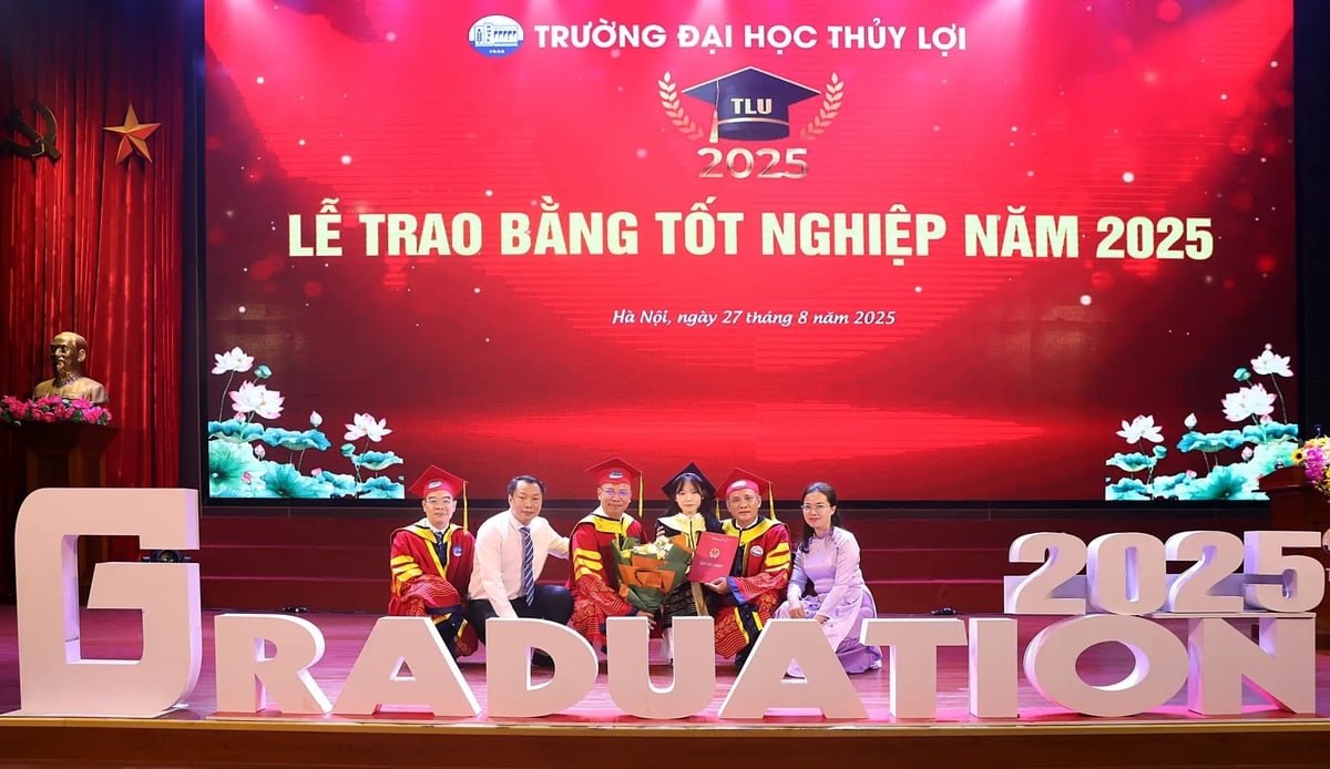 Lãnh đạo Trường Đại học Thủy lợi tặng hoa, chúc mừng Nguyễn Thị Phương. Ảnh: Bảo Thắng. Lãnh đạo Trường Đại học Thủy lợi tặng hoa, chúc mừng Nguyễn Thị Phương. Ảnh: Bảo Thắng.