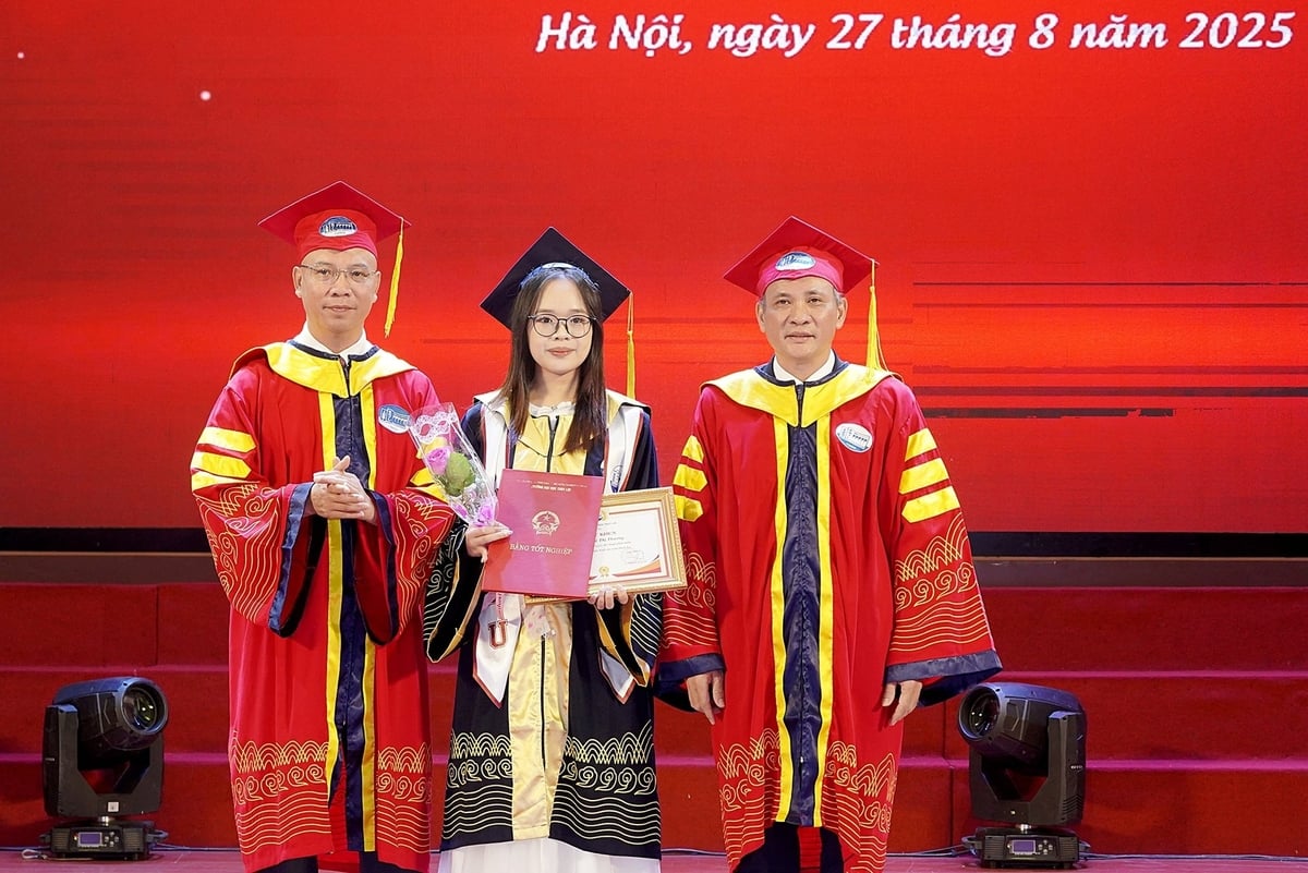 Ngô Thị Thương, lớp 63KTPM2 ngành Kỹ thuật phần mềm, điểm trung bình cao nhất trong lễ trao bằng hôm 27/8. Ảnh: Bảo Thắng. Ngô Thị Thương, lớp 63KTPM2 ngành Kỹ thuật phần mềm, điểm trung bình cao nhất trong lễ trao bằng hôm 27/8. Ảnh: Bảo Thắng.