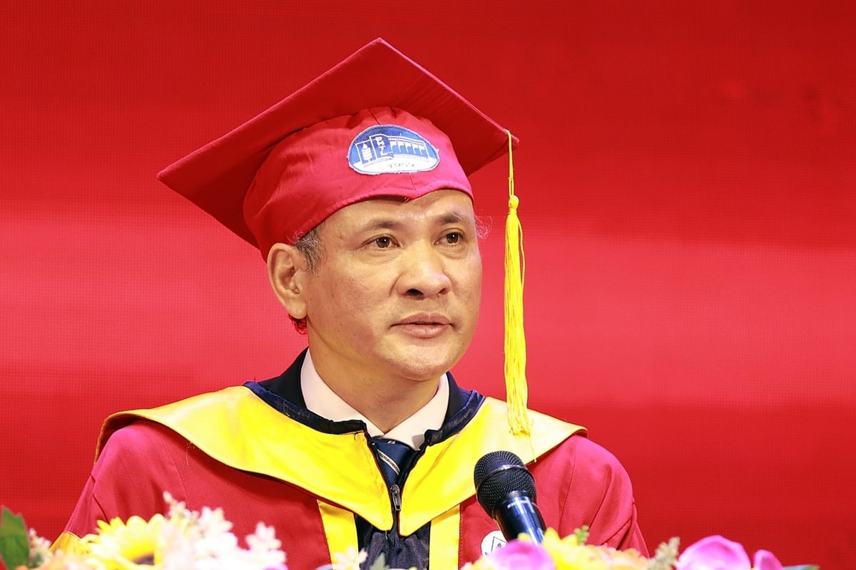 GS.TS Nguyễn Trung Việt: \'Tương lai đất nước có trở nên hùng cường, trở thành quốc gia thu nhập cao hay không, một phần lớn nằm ở nỗ lực của chính các sinh viên vừa tốt nghiệp\'. Ảnh: Bảo Thắng. GS.TS Nguyễn Trung Việt: \'Tương lai đất nước có trở nên hùng cường, trở thành quốc gia thu nhập cao hay không, một phần lớn nằm ở nỗ lực của chính các sinh viên vừa tốt nghiệp\'. Ảnh: Bảo Thắng.