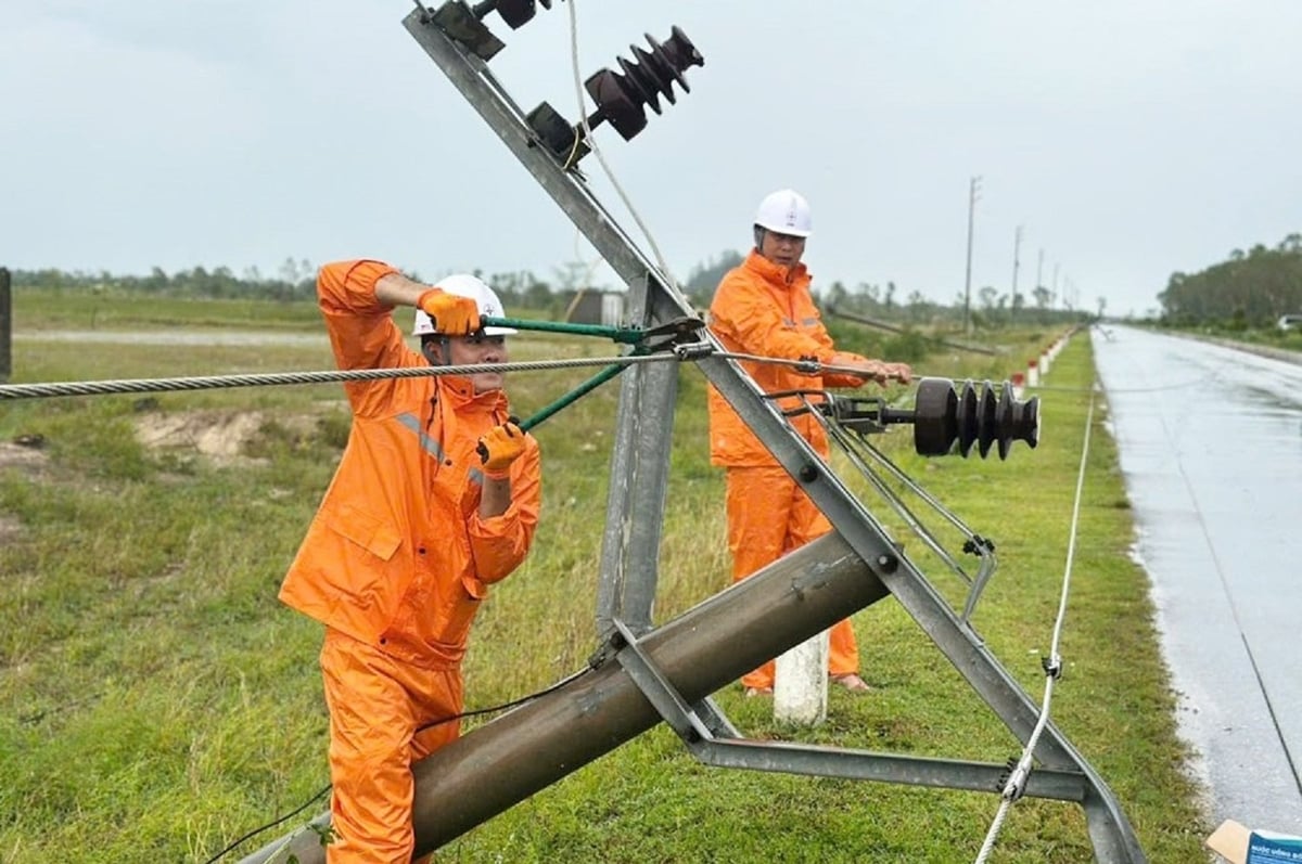 Lực lượng tăng cường gồm nhiều kỹ sư, công nhân giàu kinh nghiệm trong xử lý sự cố, phòng chống thiên tai, được trang bị xe cẩu, công cụ chuyên dụng và cột sắt tạm để đẩy nhanh tiến độ khôi phục lưới điện, sớm ổn định đời sống nhân dân. Lực lượng tăng cường gồm nhiều kỹ sư, công nhân giàu kinh nghiệm trong xử lý sự cố, phòng chống thiên tai, được trang bị xe cẩu, công cụ chuyên dụng và cột sắt tạm để đẩy nhanh tiến độ khôi phục lưới điện, sớm ổn định đời sống nhân dân.