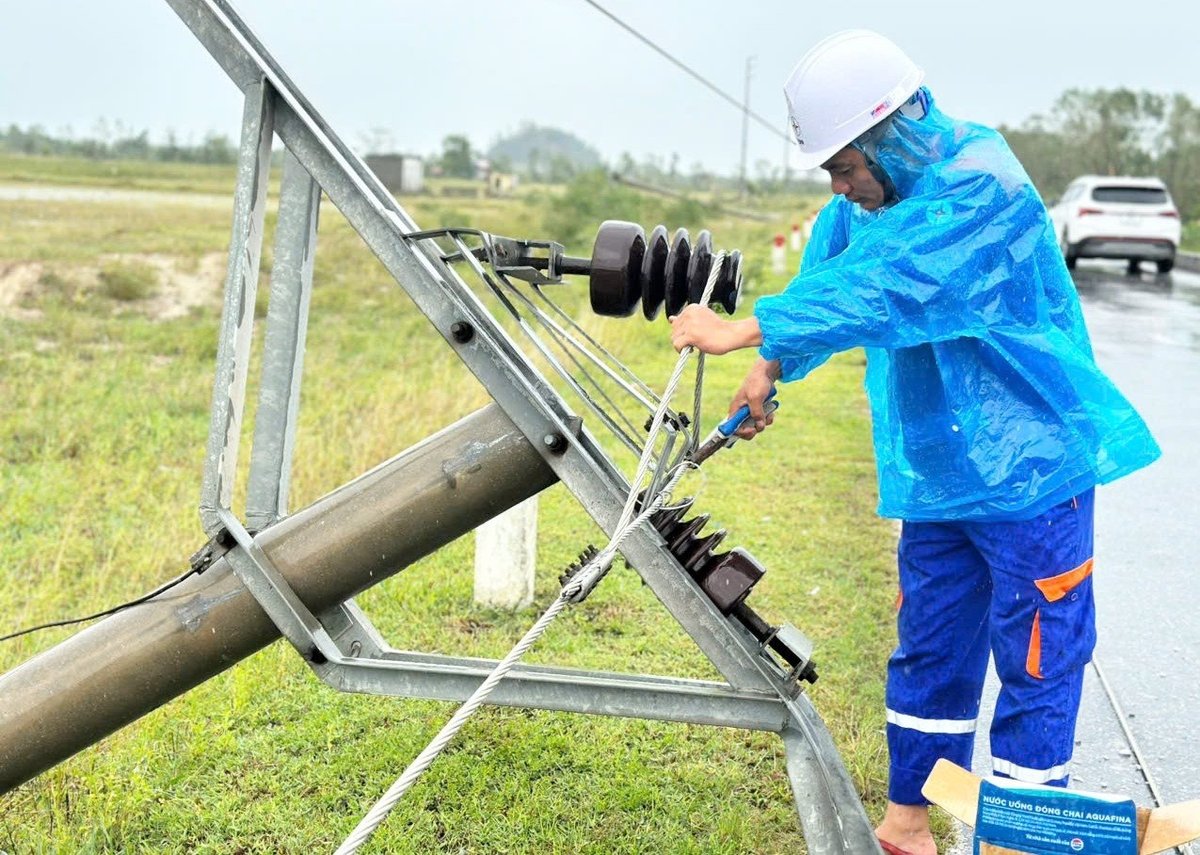 Hậu bão số 5, hạ tầng lưới điện trên địa bàn tỉnh Hà Tĩnh bị tàn phá nặng nề với 240 cột điện gãy đổ, 20.000 m dây điện đứt khiến 64/69 xã phường mất điện. Hậu bão số 5, hạ tầng lưới điện trên địa bàn tỉnh Hà Tĩnh bị tàn phá nặng nề với 240 cột điện gãy đổ, 20.000 m dây điện đứt khiến 64/69 xã phường mất điện.