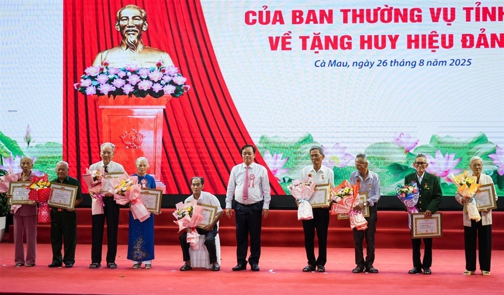 Ông Huỳnh Quốc Việt - Phó Bí thư Thường trực Tỉnh ủy, Chủ tịch UB MTTQ Việt Nam tỉnh Cà Mau trao huy hiệu 60 năm tuổi Đảng cho các đảng viên. Ảnh: Trọng Linh. Ông Huỳnh Quốc Việt - Phó Bí thư Thường trực Tỉnh ủy, Chủ tịch UB MTTQ Việt Nam tỉnh Cà Mau trao huy hiệu 60 năm tuổi Đảng cho các đảng viên. Ảnh: Trọng Linh.